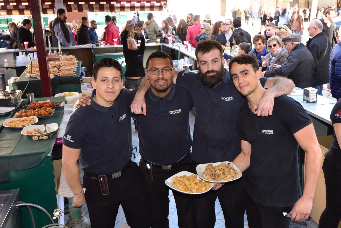 El centro de Murcia se ha convertido en un hervidero de gente que ha abarrotado bares y terrazas en el tradicional aperitivo previo a la cena de nochebuena