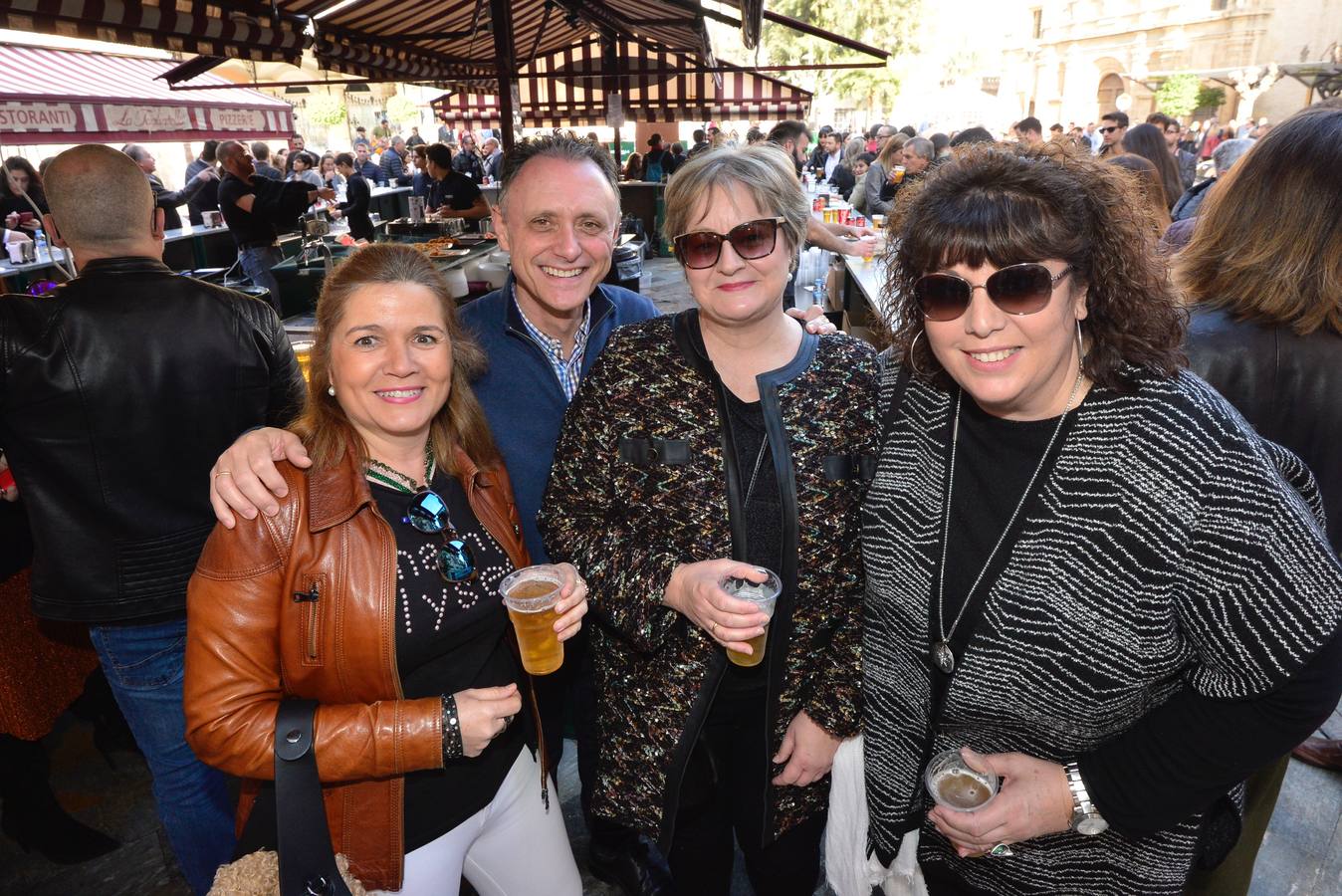 El centro de Murcia se ha convertido en un hervidero de gente que ha abarrotado bares y terrazas en el tradicional aperitivo previo a la cena de nochebuena