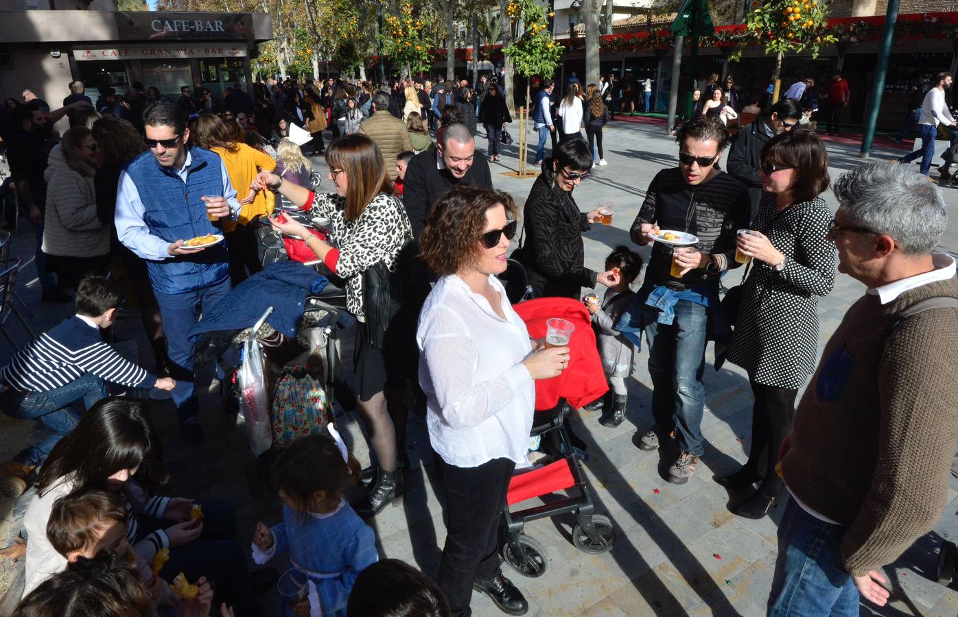 El centro de Murcia se ha convertido en un hervidero de gente que ha abarrotado bares y terrazas en el tradicional aperitivo previo a la cena de nochebuena