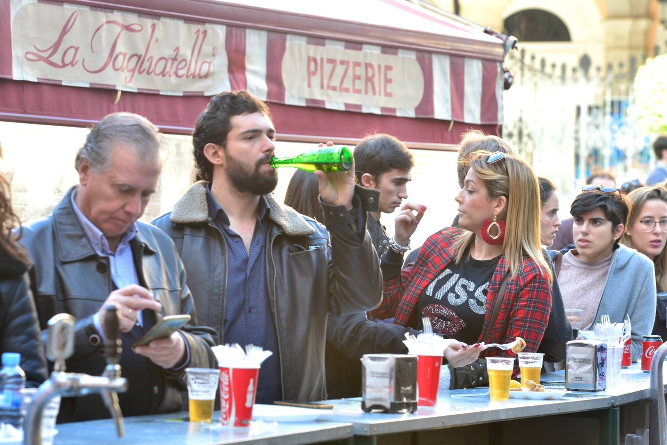 El centro de Murcia se ha convertido en un hervidero de gente que ha abarrotado bares y terrazas en el tradicional aperitivo previo a la cena de nochebuena