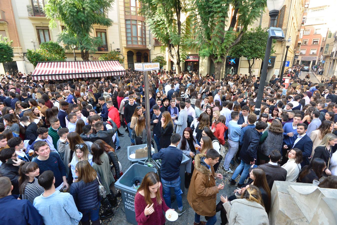 El centro de Murcia se ha convertido en un hervidero de gente que ha abarrotado bares y terrazas en el tradicional aperitivo previo a la cena de nochebuena