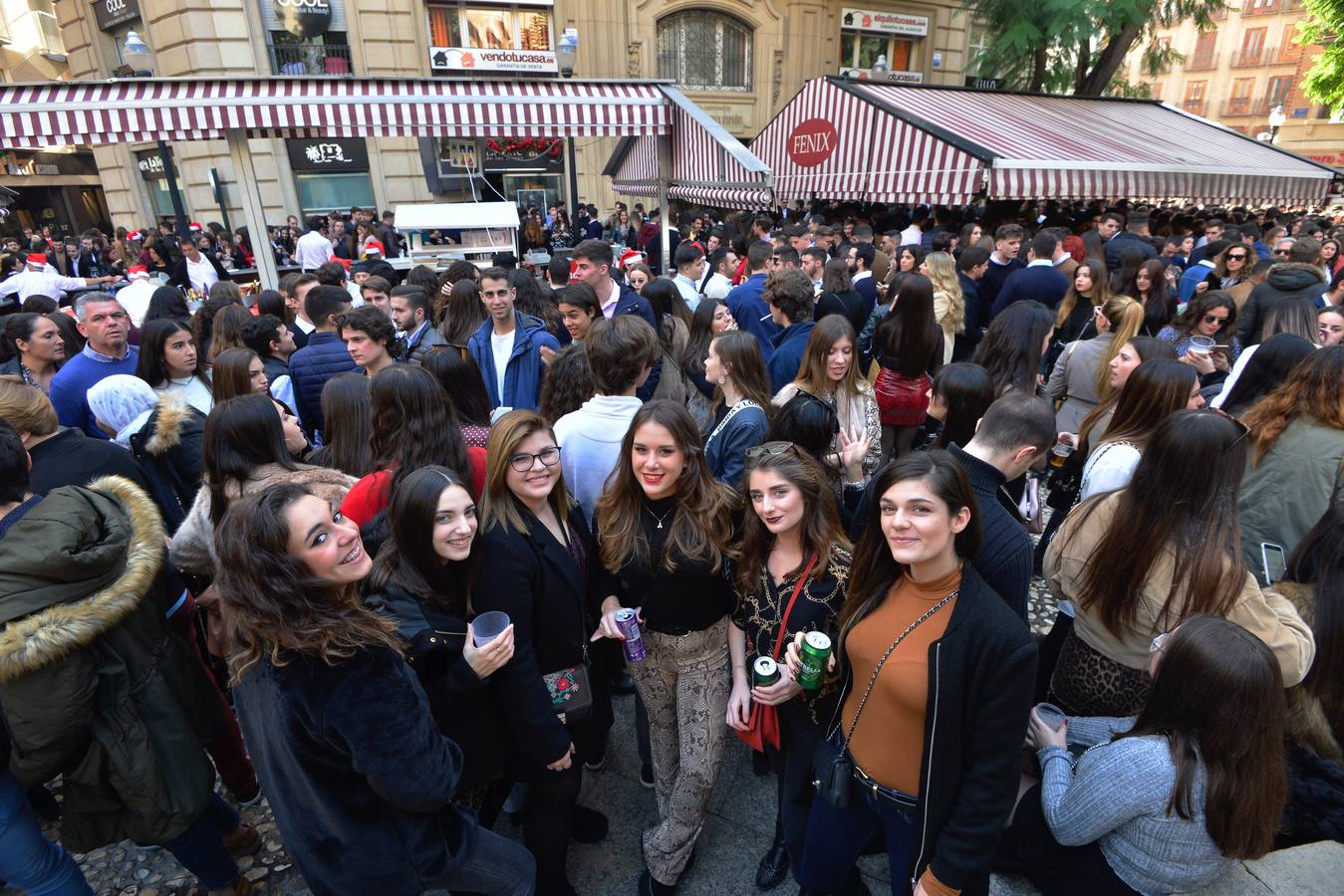 El centro de Murcia se ha convertido en un hervidero de gente que ha abarrotado bares y terrazas en el tradicional aperitivo previo a la cena de nochebuena