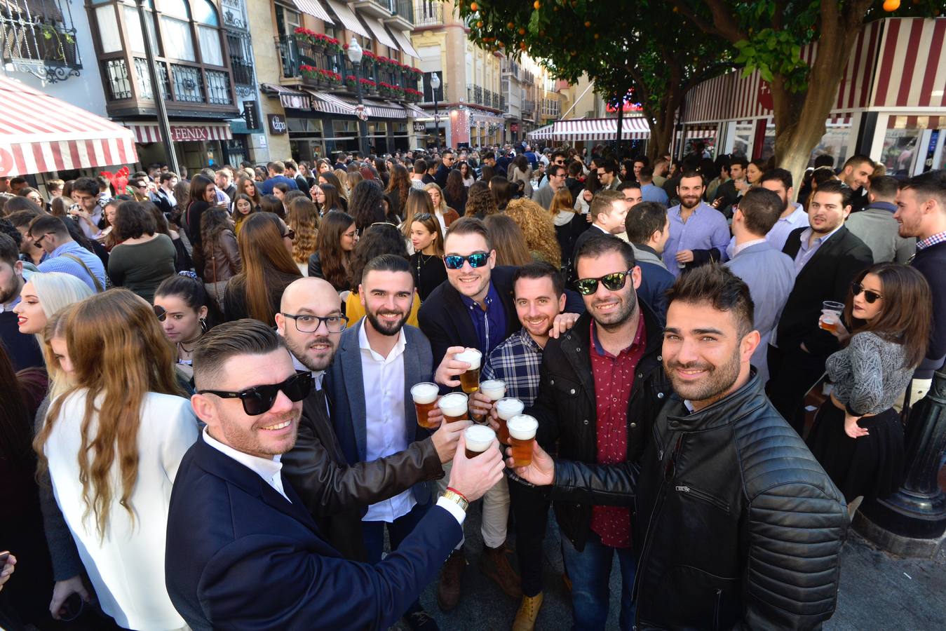 El centro de Murcia se ha convertido en un hervidero de gente que ha abarrotado bares y terrazas en el tradicional aperitivo previo a la cena de nochebuena