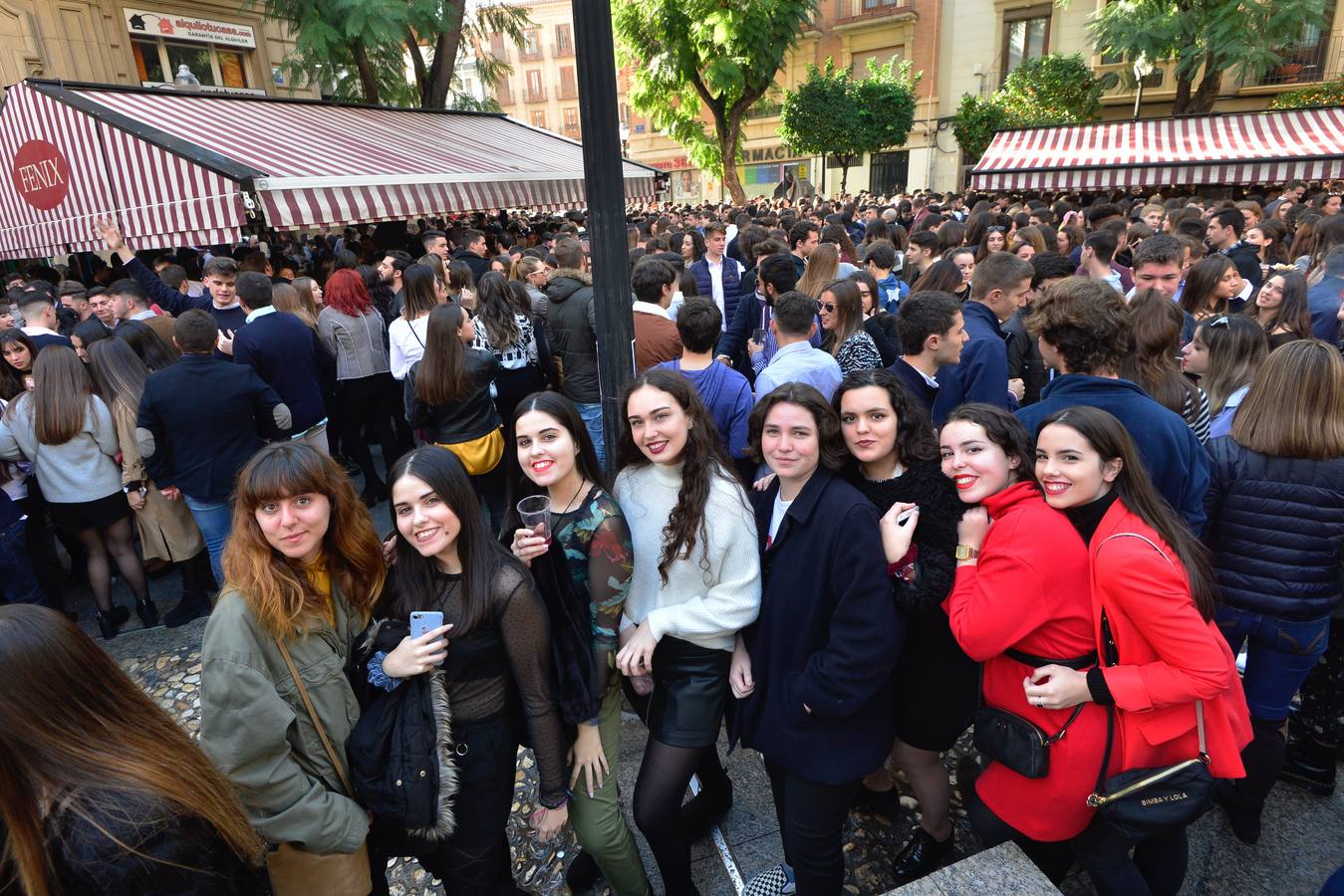 El centro de Murcia se ha convertido en un hervidero de gente que ha abarrotado bares y terrazas en el tradicional aperitivo previo a la cena de nochebuena