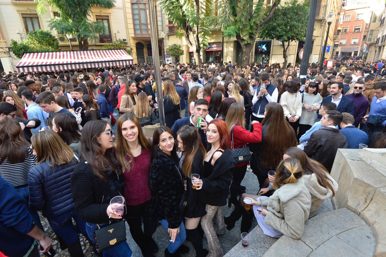 El centro de Murcia se ha convertido en un hervidero de gente que ha abarrotado bares y terrazas en el tradicional aperitivo previo a la cena de nochebuena