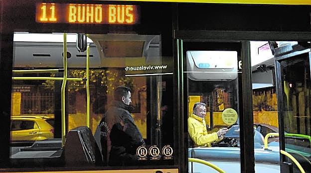 El servicio de buhobús ha reforzado la seguridad con la presencia de un vigilante, que acompaña al conductor. 