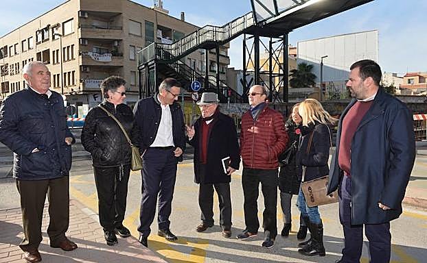 El delegado del Gobierno, Diego Conesa, con los miembros de la Plataforma.