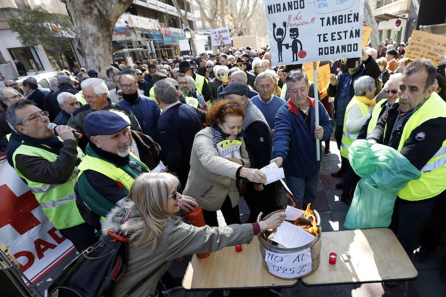 22/02/2018. Los jubilados exigen pensiones dignas. Miles de ciudadanos de la Región -jubilados, pero también jóvenes y niños, trabajadores y parados, familias enteras- inician un año de movilizaciones para reclamar pensiones dignas, blindadas en la Constitución y garantizadas a través de los Presupuestos Generales del Estado de cada año. La indignación de los pensionistas queda patente en las multitudinarias concentraciones que se suceden bajo el lema ‘Contra las pensiones de miseria. No al 0,25%’. En la imagen, una de las primeras protestas que se organizan en el paseo Alfonso X El Sabio. 