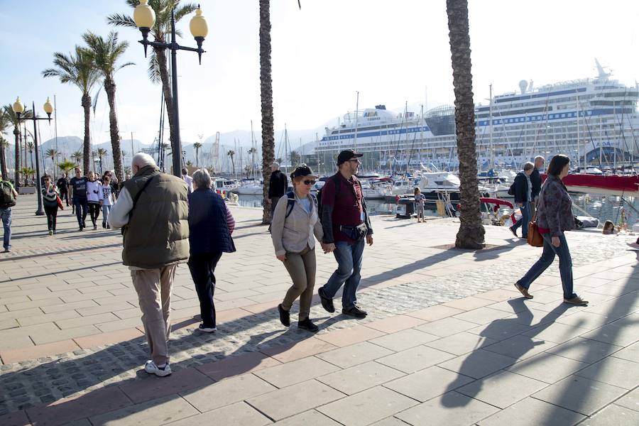 El buque Aidamar, perteneciente a la naviera alemana Aida Cruises, llegó procedente de Lisboa con más de 2.500 pasajero