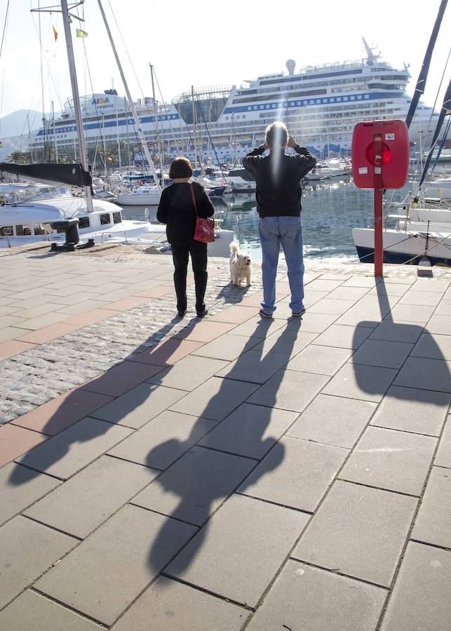 El buque Aidamar, perteneciente a la naviera alemana Aida Cruises, llegó procedente de Lisboa con más de 2.500 pasajero