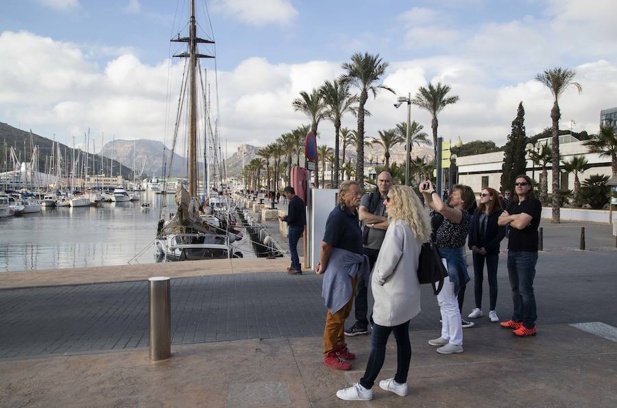 El buque Aidamar, perteneciente a la naviera alemana Aida Cruises, llegó procedente de Lisboa con más de 2.500 pasajero