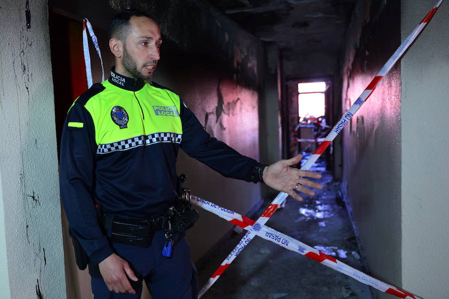 Un policía local de Alcantarilla salva del fuego a siete vecinos. 