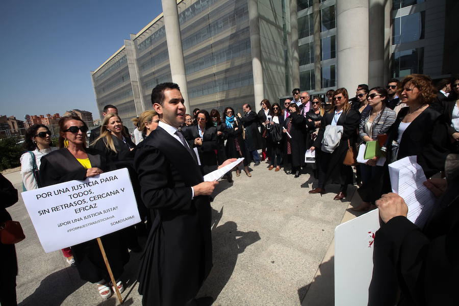 19/04/2018. Los abogados claman por una profesión "digna". Se concentran frente a la Ciudad de la Justicia, en Murcia, para «reivindicar la dignificación de la profesión y el buen funcionamiento de los órganos judiciales», en la primera de una serie de llamadas de atención que se suceden durante todo el año, y a las que se suman jueces y fiscales. La concentración, convocada en toda España por la Red de Abogados del Territorio Común con el apoyo del Consejo General de la Abogacía es organizada y secundada en Murcia por la Asociación de Abogados de la Región de Murcia Independientes (ARMI), cuyos responsables señalan que el colectivo lleva mucho tiempo «en silencio ante la cada vez más denigrante situación que padece la profesión». 