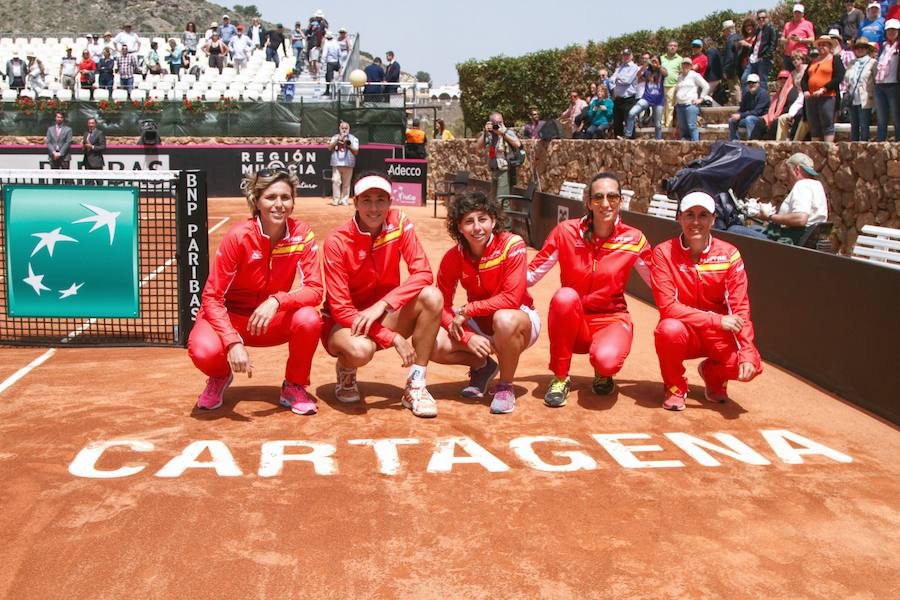 'Match point' de Garbiñe en La Manga. La pista central del complejo de tenis de La Manga Club completa su aforo con 1.350 espectadores para la eliminatoria entre España y Paraguay. Garbiñe Muguruza y Carla Suárez salvan la eliminatoria de la Copa Federación ante Paraguay. La competición ante las paraguayas rompe la calma habitual del complejo, que se queda sin un hueco libre. La yeclana María José Martínez se impone en el dobles y triunfa en casa.