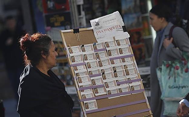 Décimos de la Lotería del Niño expuestos en la calle a la venta.