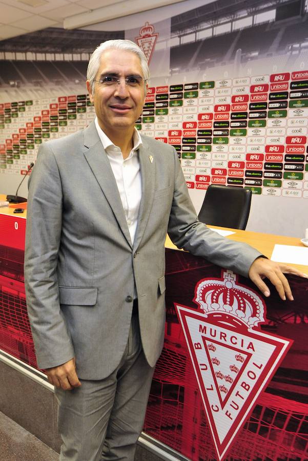 08/01/2018. La presentación del empresario mexicano Mauricio García de la Vega como presidente del Real Murcia arranca un año de caos para el club grana. De la Vega asume un Real Murcia en la UVI y se compromete a conseguir que sea «sinónimo de gestión, no de deuda». El mexicano, curtido en mil batallas empresariales, se topa meses después con un consejo que le cierra la puerta y que se opone a que sea presidente hasta que aporte el millón de euros que dice tener. El empresario extremeño Raúl Moro, propietario anterior del club grana, que había traspasado sus accciones y poderes a los Gálvez, reclama el mandato. Meses después se inicia la ampliación de capital en la que han participado miles de murcianos y aficionados de todo el mundo. Entre tanto, el Tribunal de Arbitraje Deportivo (TAS) debe decidir quién es el dueño del Real Murcia. Mauricio García de la Vega solicita, sin éxito, medidas cautelares en el Juzgado contra la ampliación de capital. En la imagen, De la Vega el día de su presentación ante los medios como presidente. 