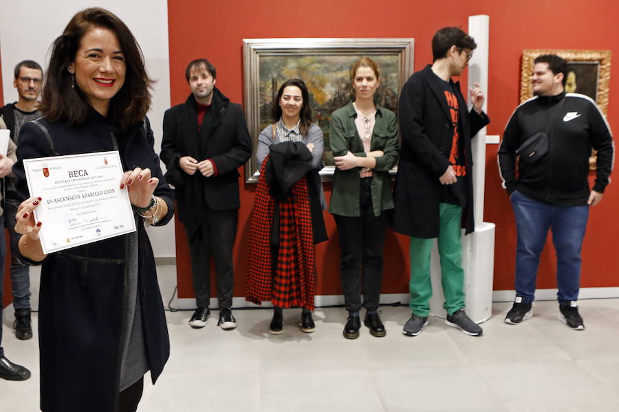 11/01/2018. Negocios de savia joven. La Factoría Cultural del Ayuntamiento de Murcia premia a diez jóvenes emprendedores con una beca de 2.500 euros que pueden aprovechar durante seis meses para poner en marcha sus proyectos. La música, la moda, las artes escénicas y visuales y el patrimonio son algunas de las disciplinas que abordan.