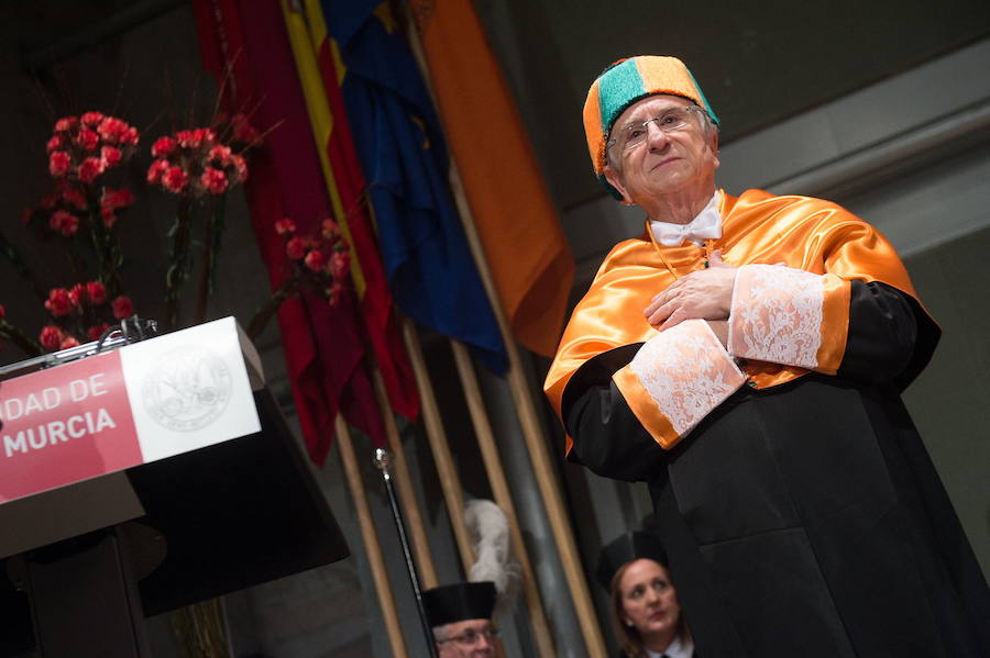 Tomás Fuertes, presidente del Grupo Fuertes, es investido 'honoris causa' en reconocimiento por su "firme apuesta" por el mecenazgo, la creación de empleo y la investigación. 