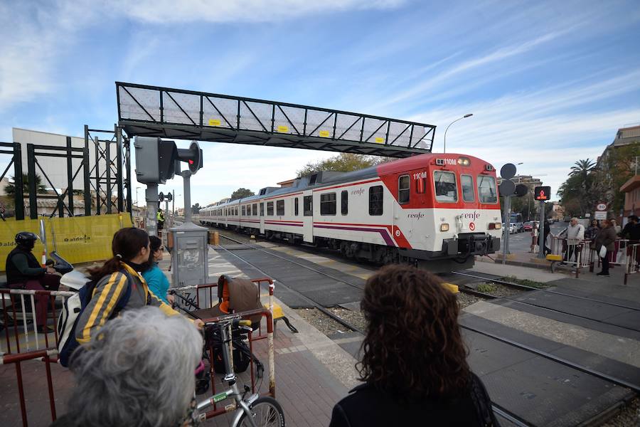 Una pasarela de vértigo. Los vecinos critican la altura, 7,1 metros, de la pasarela provisional montada para sustituir el paso a nivel de Santiago el Mayor mientras duren las obras de soterramiento del AVE. 