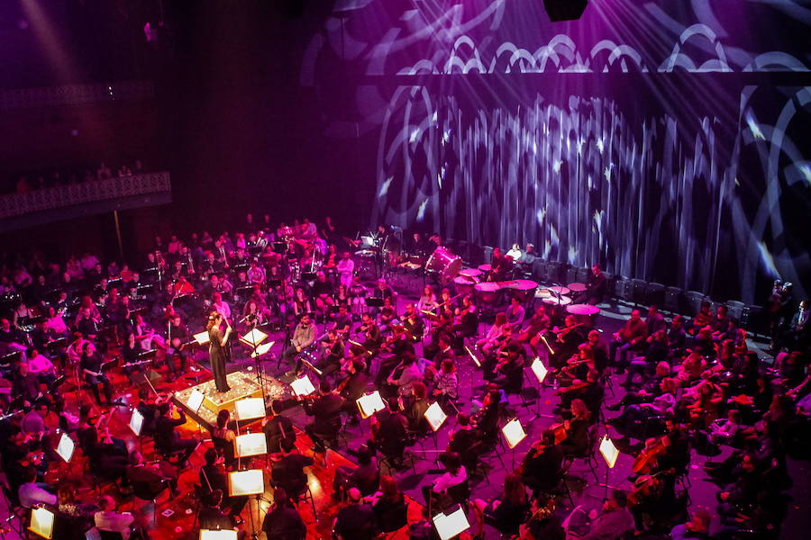 Concierto 360º de la Sinfónica. Virginia Martínez dirige a la Orquesta Sinfónica de la Región en un concierto ofrecido en el Teatro Circo con el público alredor de los músicos y estos dispuestos en círculo en el centro del coliseo. 