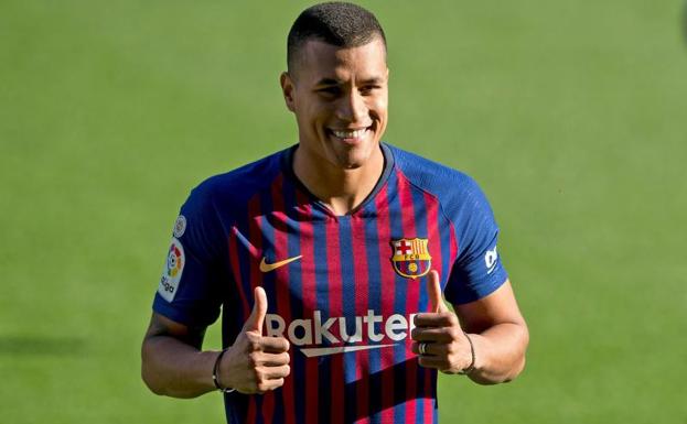 Jeison Murillo posa como nuevo futbolista del Barcelona. 