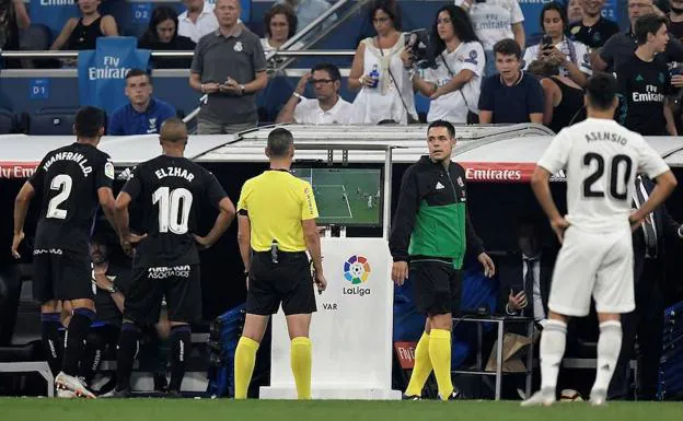 Santiago Jaime Latre revisa una jugada con el VAR durante el Real Madrid-Leganés. 
