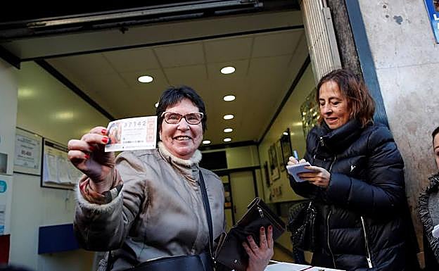 Una agraciada con el primer premio de sorteo del Niño.