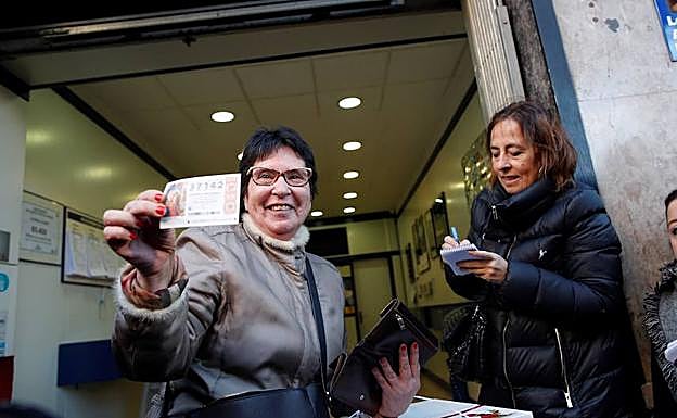 Una agraciada con el primer premio de sorteo del Niño.