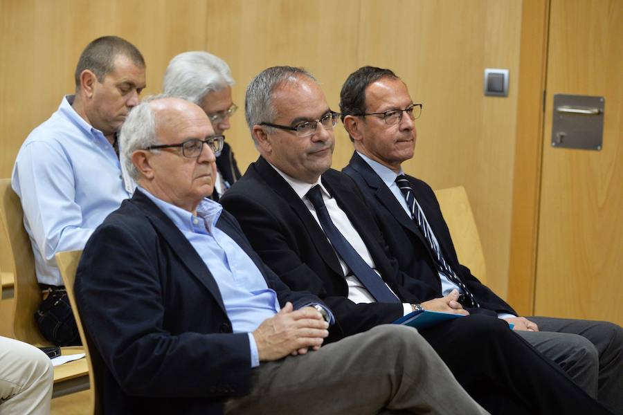 09/05/2018. El exalcalde de Murcia Miguel Ángel Cámara, -acusado entonces como presunto autor de un delito continuado de prevaricación urbanística- atribuye, durante la vista oral de la pieza separada del caso ‘Umbra’ que investiga el convenio de Nueva Condomina, a sus técnicos todas las negociaciones, y resta valor al ‘protocolo secreto’ de Samper. Cámara asegura haberse mantenido totalmente al margen de las negociaciones con el empresario Jesús Samper sobre el proyecto, y se limita a sostener que después de un primer contacto prácticamente no volvió a encontrarse con él, ya que toda la negociación sobre sus planes urbanísticos se desarrolló con los servicios técnicos municipales. Semanas después, Cámara es absuelto con todos los pronunciamientos favorables en el ‘caso Nueva Condomina’. En octubre, la Audiencia confirma la exculpación de Cámara por el convenio del Casino. El tribunal rechaza una petición del fiscal Anticorrupción para imputar al exalcalde, al considerar que es «extemporánea». 