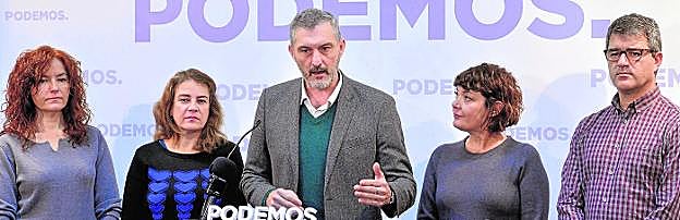 El secretario general de Podemos, Óscar Urralburu, ayer, arropado por los diputados regionales de la formación. 