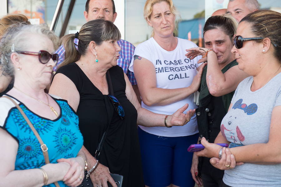 14/06/2018. El cierre de la cadena iDental deja en la cuneta a cientos de pacientes en la Región, muchos de ellos con escasos recursos económicos. La clínica de Cobatillas echa la persiana y los pacientes se agolpan frente al local. El Colegio de Dentistas de la Región lleva a los propietarios de iDental a los tribunales por presunta «estafa y delito contra la salud pública». Meses después, la Policía interviene equipos de iDental que servirán para resarcir a las víctimas y agentes de la UDEF registran 23 clínicas de la cadena ‘low cost’ en busca de historias clínicas de los afectados por el supuesto fraude.