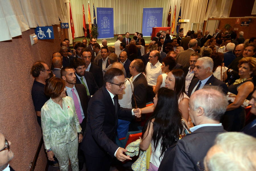 19/06/2018. La Delegación del Gobierno cambia de cara, de color e incluso de formas. El socialista Diego Conesa se convierte en el nuevo representante en la Región del Gobierno estatal, tras la sorpresiva llegada de Pedro Sánchez a La Moncloa. Coincidiendo con la celebración de su 45 cumpleaños, toma posesión de su cargo en un acto en el que su antecesor, Francisco Bernabé, se convierte en el gran ausente. Respaldado por la plana mayor del socialismo regional, Conesa asume el cargo con «empeño, honestidad y responsabilidad». Encima de la mesa, dos apuestas fundamentales: la mejora de la red ferroviaria de Cercanías y la recuperación integral del Mar Menor.