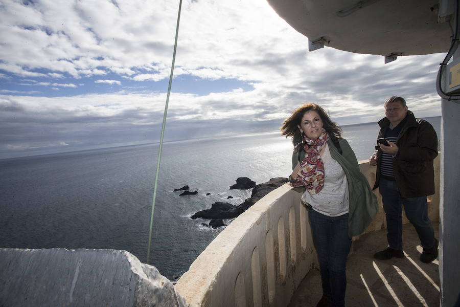 01/11/2018. El faro de Cabo de Palos recibe sus primeras visitas en el fin de semana de puertas abiertas. El propietario del emblemático edificio, la Autoridad Portuaria de Cartagena, ultima las gestiones para compatibilizar su uso turístico con el profesional: en el edificio que sustenta la torre se encuentra el centro de control de todas las señales marítimas de la costa de la Región de Murcia, así como las viviendas de los dos técnicos que se encargan de ellas. El faro de Cabo de Palos fue inaugurado en 1865 tras dos años de obras. Es el segundo más alto de España, después de la Torre de Hércules, en La Coruña. Dividido en dos cuerpos, el primero se realizó para que la señal marítima ganara altura y sirvió como escuela de torreros. La luz que emite su linterna, situada a 81 metros sobre el nivel del mar, tiene un alcance de 24 millas náuticas. Durante las visitas, los usuarios reciben información sobre el origen de la población de Cabo de Palos, su importancia geográfica y para la navegación, la historia del faro y algunas pinceladas históricas, como los naufragios ocurridos en las cercanas islas Hormigas, empezando por el más célebre, el del crucero ‘Sirio’, ocurrida el 4 de agosto de 1906 y en el que perecieron cerca de 250 pasajeros. En la imagen, una pareja de visitantes accede a la cima del faro.