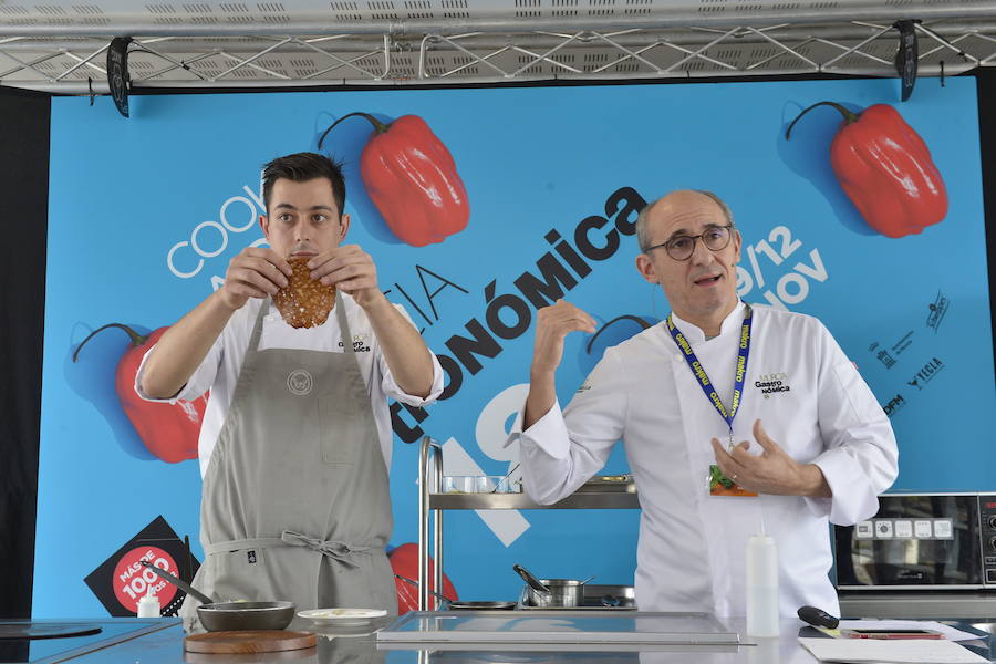 08/11/2018. En torno a la ‘mesa’ de Murcia Gastronómica, el congreso culinario que, enfocado a mostrar y poner en valor el producto y el talento de la Región, organiza, desde hace siete años, ‘La Verdad’, se sientan más de 500 personas, entre chefs, expositores, organizadores, voluntarios y otros profesionales del sector. 28 ponentes y 70 expositores convierten las jornadas, una constelación de estrellas Michelin y una apuesta por el talento joven, en un acontecimiento de los fogones. En la foto, la ponencia de Paco Pérez junto a Adrián Costa. 