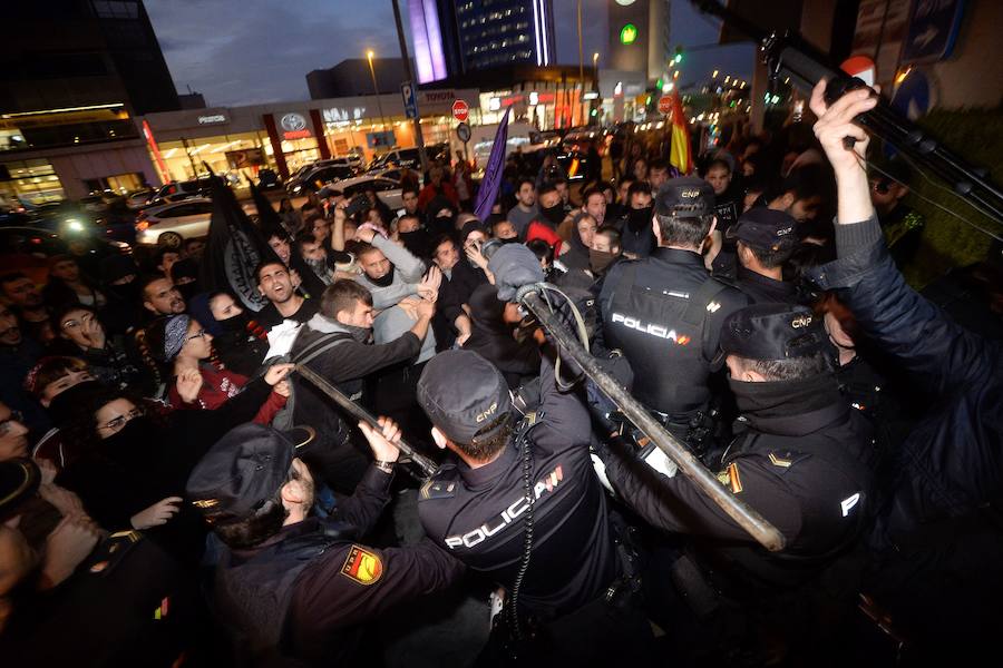 14/11/2018. Cargas contra los antifascistas. Decenas de manifestantes se concentran a las puertas del hotel donde Hazte Oír y Vox celebran dos actos. La protesta acaba con cargas policiales y dos detenidos, que aceptan ocho meses de cárcel a cambio de no entrar en prisión.