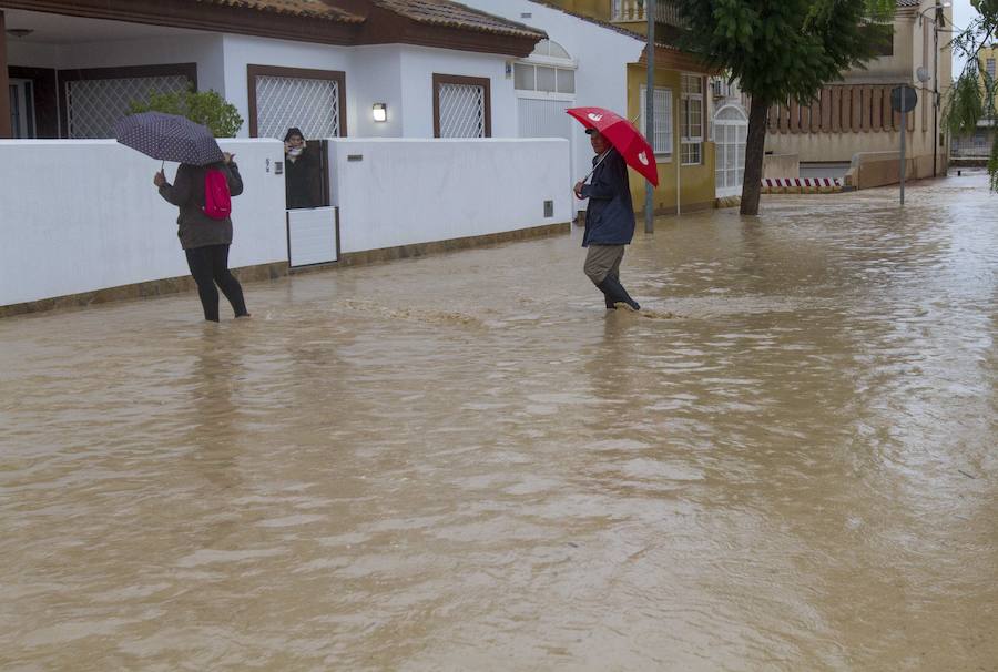 15/11/2018. Veinte vías cortadas por las lluvias. Las trombas de agua cierran la autovía de San Javier y desatan las quejas de vecinos de Los Alcázares, que denuncian inundaciones recurrentes. Los excesos urbanísticos agravan los daños de las inundaciones en la costa. La lluvia deja un rastro de pérdidas achacables en gran medida a la invasión de cauces naturales y la desaparición de drenajes agrícolas.