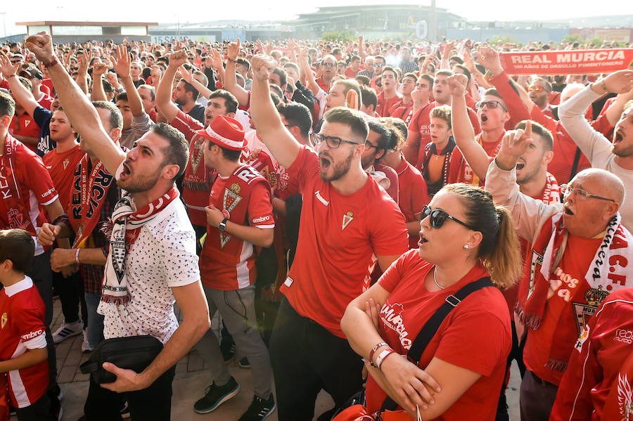 17/10/2018. El color grana inunda el mundo. La ampliación de capital en apoyo al Real Murcia, que nace con el objetivo de conseguir la propiedad del club, saca brillo al nombre del Real Murcia. El color grana inunda el mundo con accionistas en 94 países después del éxito de la campaña ‘Hazlo Tuyo’. Con la plataforma de pago ideada por Víctor García y Antonio Ruiz, el club grana ha recaudado 700.000 euros, la mitad de todo lo ingresado en la ampliación de capital. El domingo 21, Gálvez se enfrenta a la afición con gestos de desprecio del oriolano a los peñistas que protestaban en la explanada.