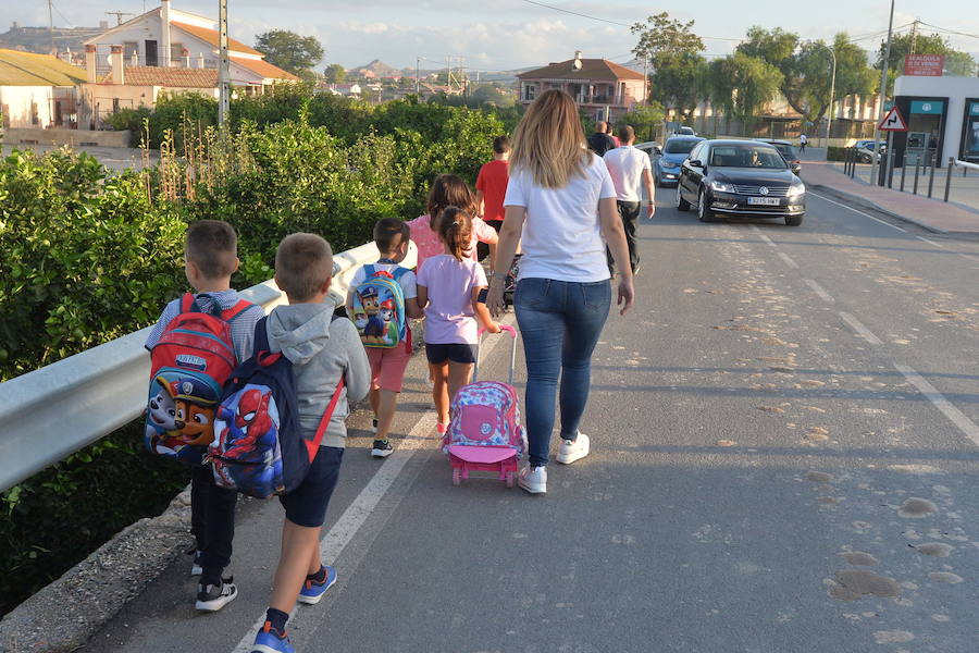 27/09/2018. La odisea cotidiana de ir al cole. Medio centenar de escolares de Campillo, en Lorca, recorren a diario tres kilómetros para asistir a clase. 