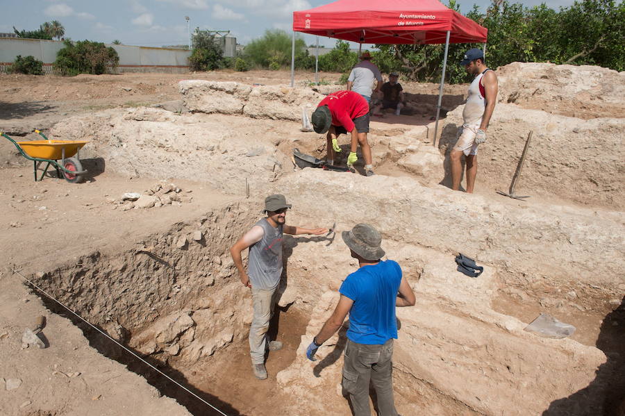 04/08/2019. Las excavaciones en Monteagudo recuperan un acueducto y enormes andenes que rodeaban jardines palaciegos. Los trabajos abordados por el director de la Escuela de Estudios Árabes del Consejo Superior de Investigaciones Científicas (CSIC), Julio Navarro, evidencian que, frente al llamado palacio alto, que proclamaba el poderío de la dinastía en toda la vega, existía otro ladera abajo, en las orillas de un descomunal estanque artificial. 