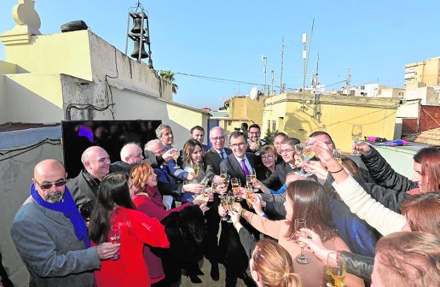 Ballesta, en el centro, brinda con concejales y periodistas en la terraza del Ayuntamiento. 