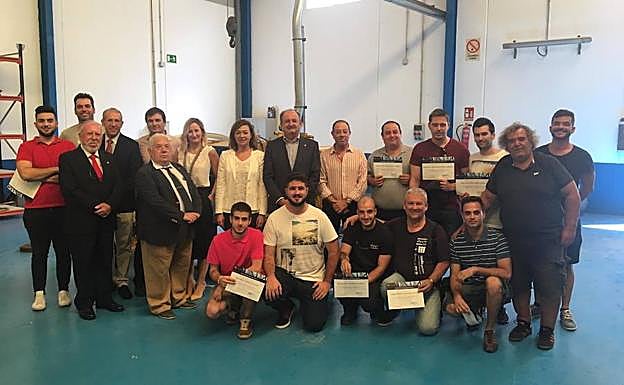 Alumnos posan con los diplomas de uno de los cursos del SEF.