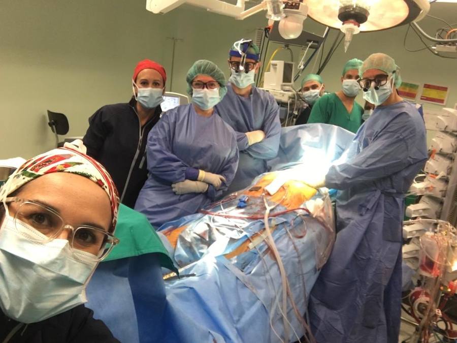 25/12/2018. Un triste día de Nochebuena para tres familias murcianas permite, sin embargo, dar esperanza a otras ocho y propiciar un récord de solidaridad. El equipo de trasplantes de La Arrixaca realiza, en un auténtico maratón quirúrgico, casi una decena de intervenciones en 24 horas, cifra muy excepcional para la víspera del día de Navidad e inédita desde hace muchos años. En una sola jornada se logra superar la media mensual. El doctor Pablo Ramírez, Coordinador Regional de Trasplantes, destaca el mensaje de «altruismo» que se transmite en una jornada «agridulce» y especialmente dolorosa para los seres queridos de aquellos que perdieron la vida, pero que a su vez se convirtieron en donantes de esta. En la foto, miembros del equipo de trasplante cardíaco, con Sergio Cánovas a la cabeza, antes de iniciar el implante de un corazón. 