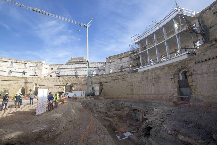 03/12/2018. El anfiteatro, listo para las visitas. Los avances en la excavación del Anfiteatro Romano para poner al descubierto el monumento pueden ser admirados por un millar de visitantes. El anfiteatro está considerado como uno de los mejores no solo en España sino también en Europa, por sus dimensiones y por la conservación de estancias abovedadas completas que acaban de salir a la luz y que eran utilizadas como ‘cárceles’. En la imagen, foso del yacimiento en el que se trabaja. Por encima, el sector del muro del la plaza de toros asegurado.