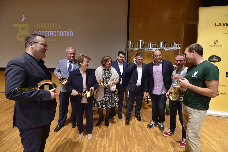 12/12/2018. Reconocimiento a la mejor gastronomía. Pablo González, Antoine Hernández, Fernanda Hernández, Pilar García, Adrián de Marcos, José Antonio Jiménez, Cayetano Gómez, José Cremades y Ángel López reciben las Sartenes de Oro, que les acreditan como ganadores de la tercera edición de los Premios de Gastronomía de ‘La Verdad’.