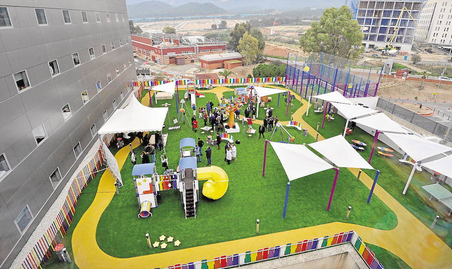 13/12/2018. Un jardín de los sueños en La Arrixaca. El hospital estrena el nuevo parque infantil ‘El árbol de los sueños’, que dispone de 1.100 metros cuadrados y está dirigido a los niños hospitalizados. 