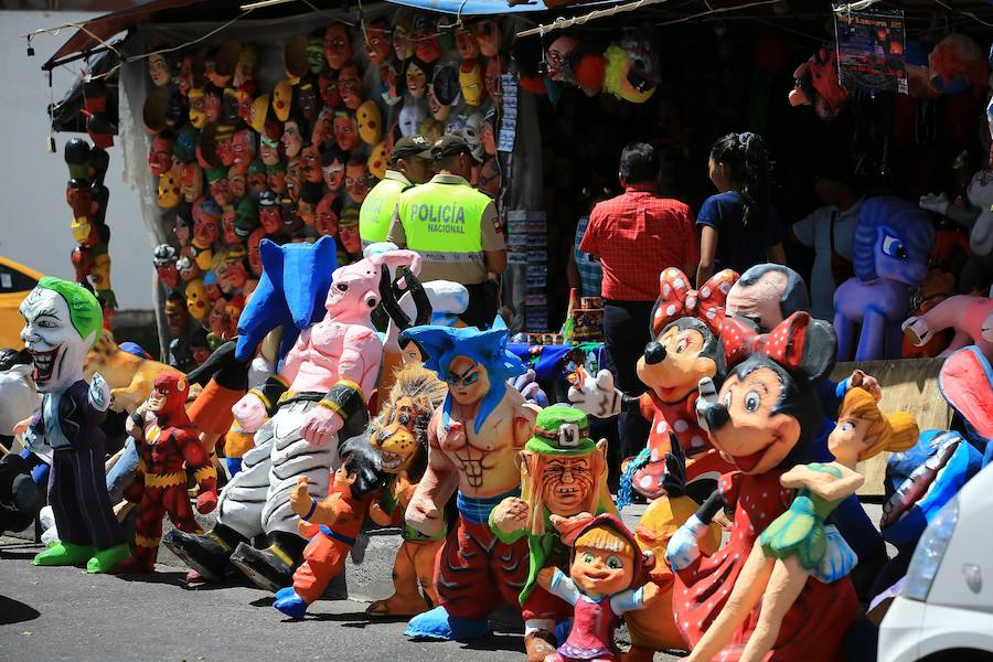Los monigotes de personajes de Disney o de políticos como el presidente de Venezuela, Nicolás Maduro, son los protagonistas de la Nochevieja de Ecuador, donde se los quema para dejar atrás simbólicamente lo malo que ha sucedido en el año.