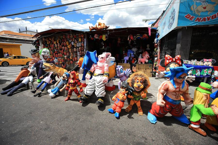 Los monigotes de personajes de Disney o de políticos como el presidente de Venezuela, Nicolás Maduro, son los protagonistas de la Nochevieja de Ecuador, donde se los quema para dejar atrás simbólicamente lo malo que ha sucedido en el año.
