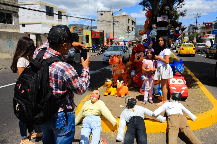 Los monigotes de personajes de Disney o de políticos como el presidente de Venezuela, Nicolás Maduro, son los protagonistas de la Nochevieja de Ecuador, donde se los quema para dejar atrás simbólicamente lo malo que ha sucedido en el año.