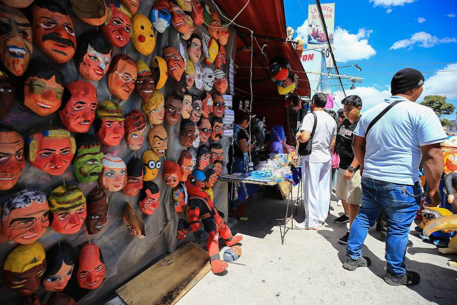 Los monigotes de personajes de Disney o de políticos como el presidente de Venezuela, Nicolás Maduro, son los protagonistas de la Nochevieja de Ecuador, donde se los quema para dejar atrás simbólicamente lo malo que ha sucedido en el año.