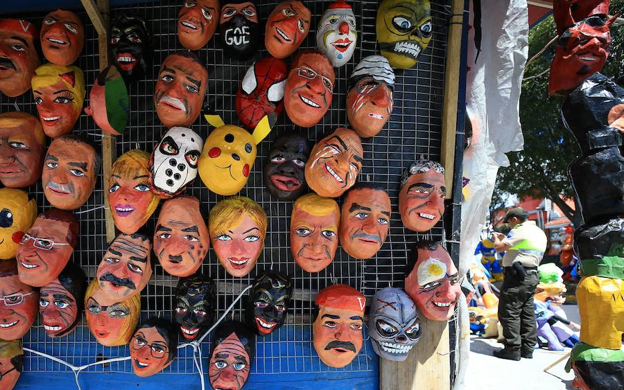 Los monigotes de personajes de Disney o de políticos como el presidente de Venezuela, Nicolás Maduro, son los protagonistas de la Nochevieja de Ecuador, donde se los quema para dejar atrás simbólicamente lo malo que ha sucedido en el año.